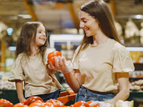 Hasta qué hora está abierta la tienda de alimentos más cercana